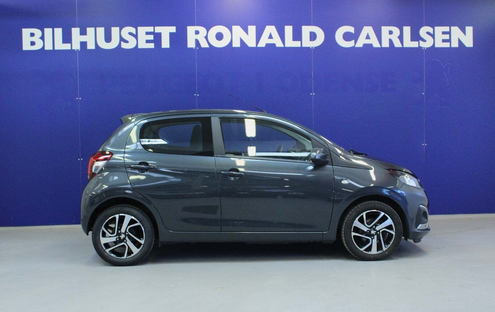 Grå Peugeot 108 fra 2020