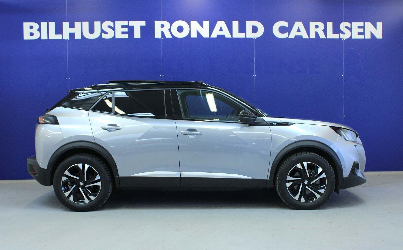 Sølv Peugeot e-2008 fra 2021