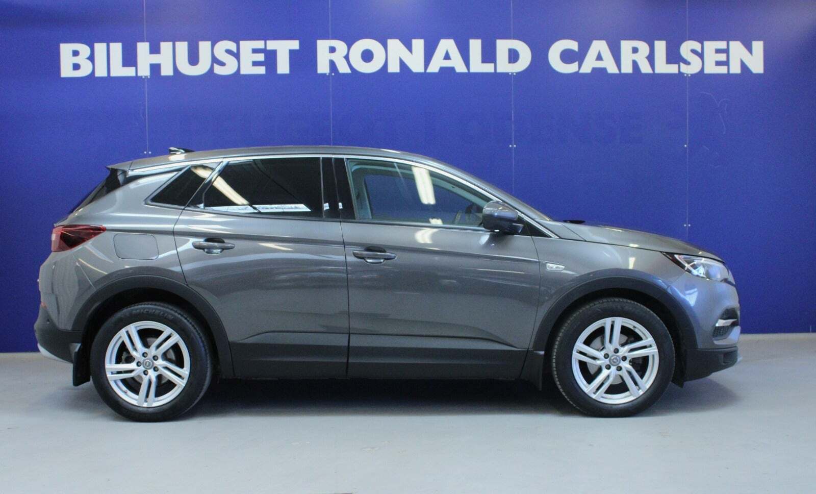Grå Opel Grandland X fra 2018