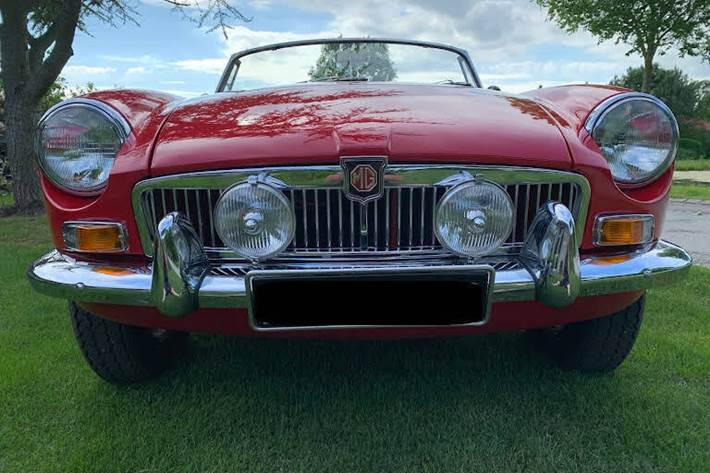 Rød MG B fra 1966