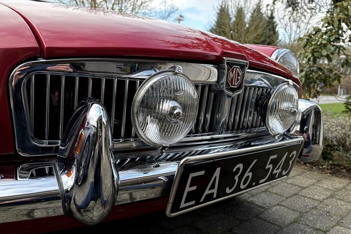 Rød MG B fra 1966