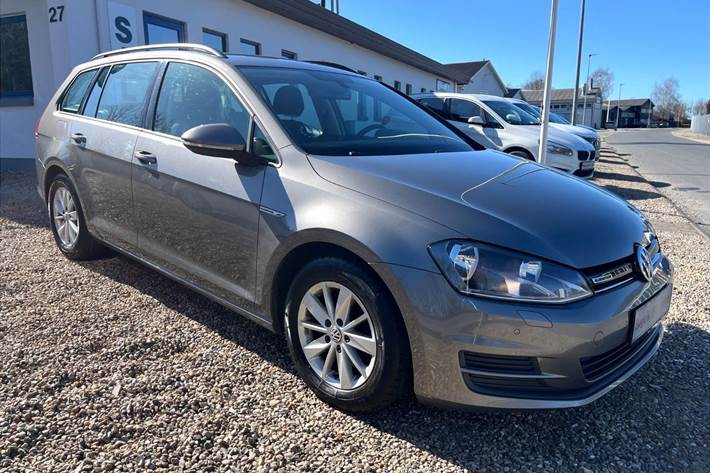 Grå VW Golf VII fra 2015