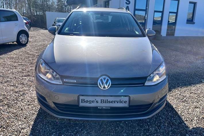 Grå VW Golf VII fra 2015