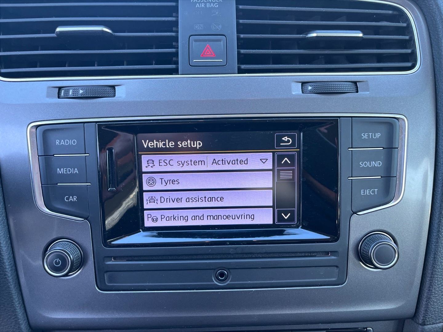 Grå VW Golf VII fra 2015