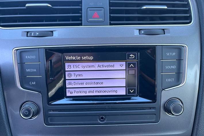 Grå VW Golf VII fra 2015