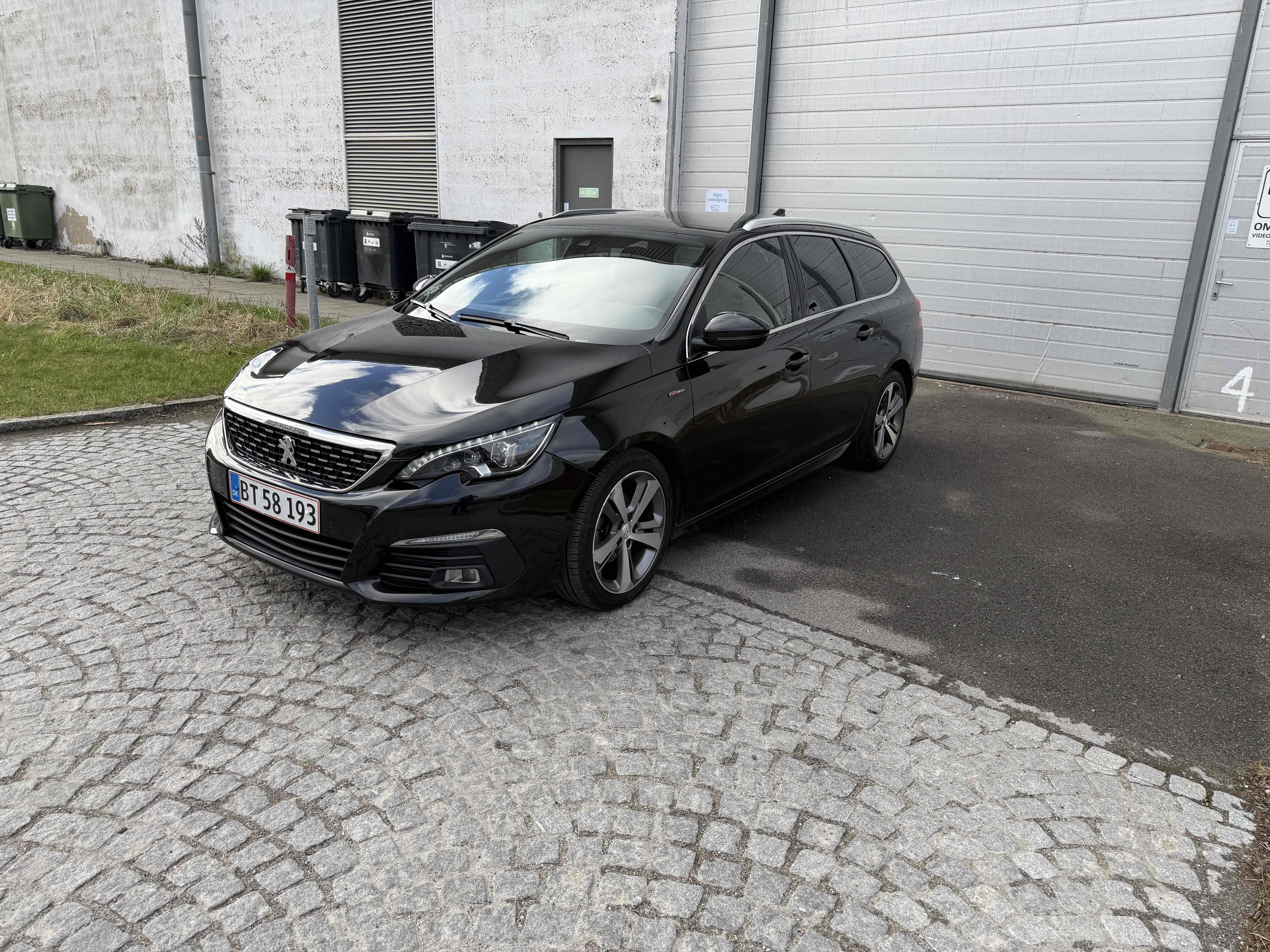 Sort Peugeot 308 fra 2017