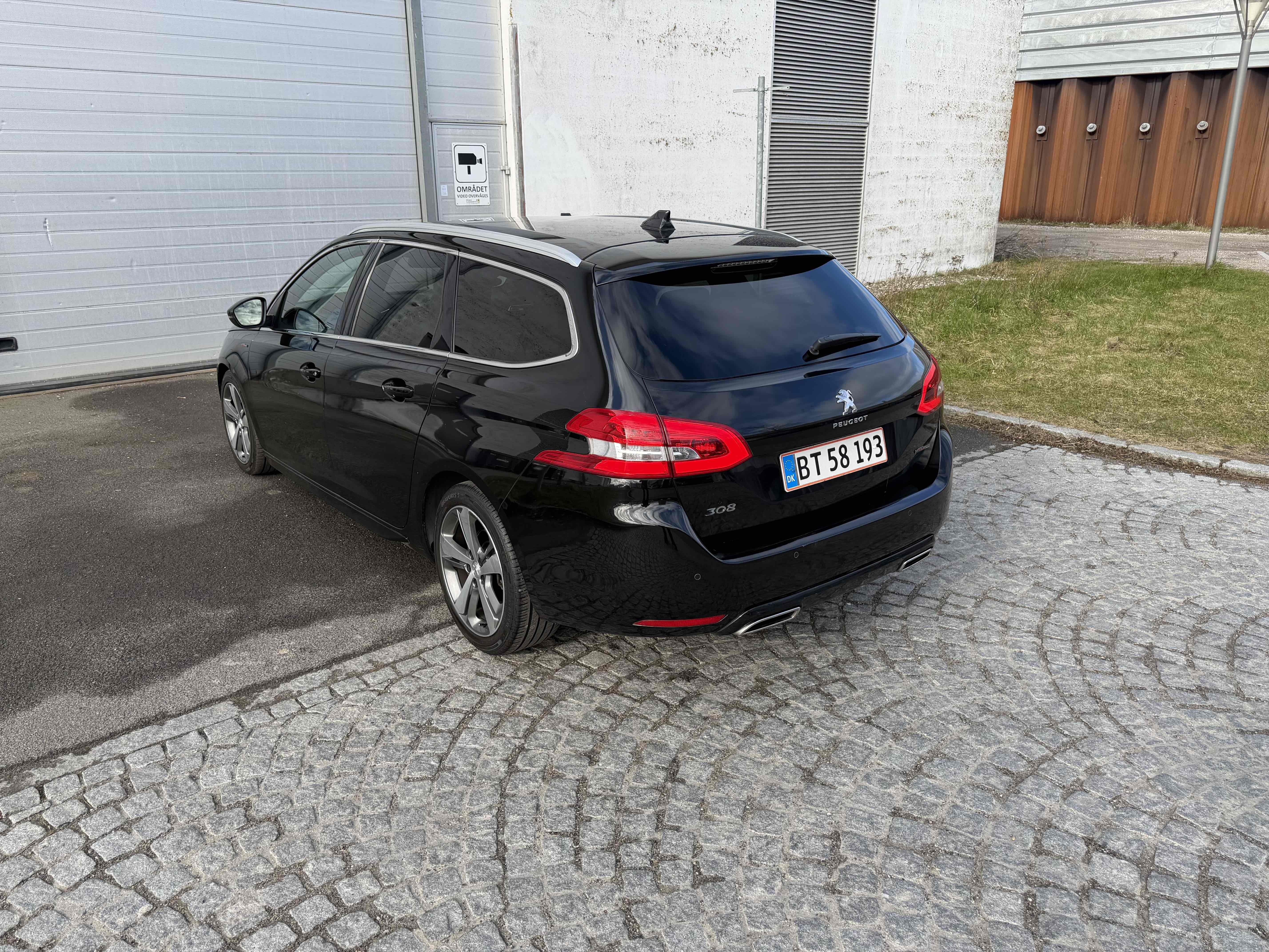 Sort Peugeot 308 fra 2017