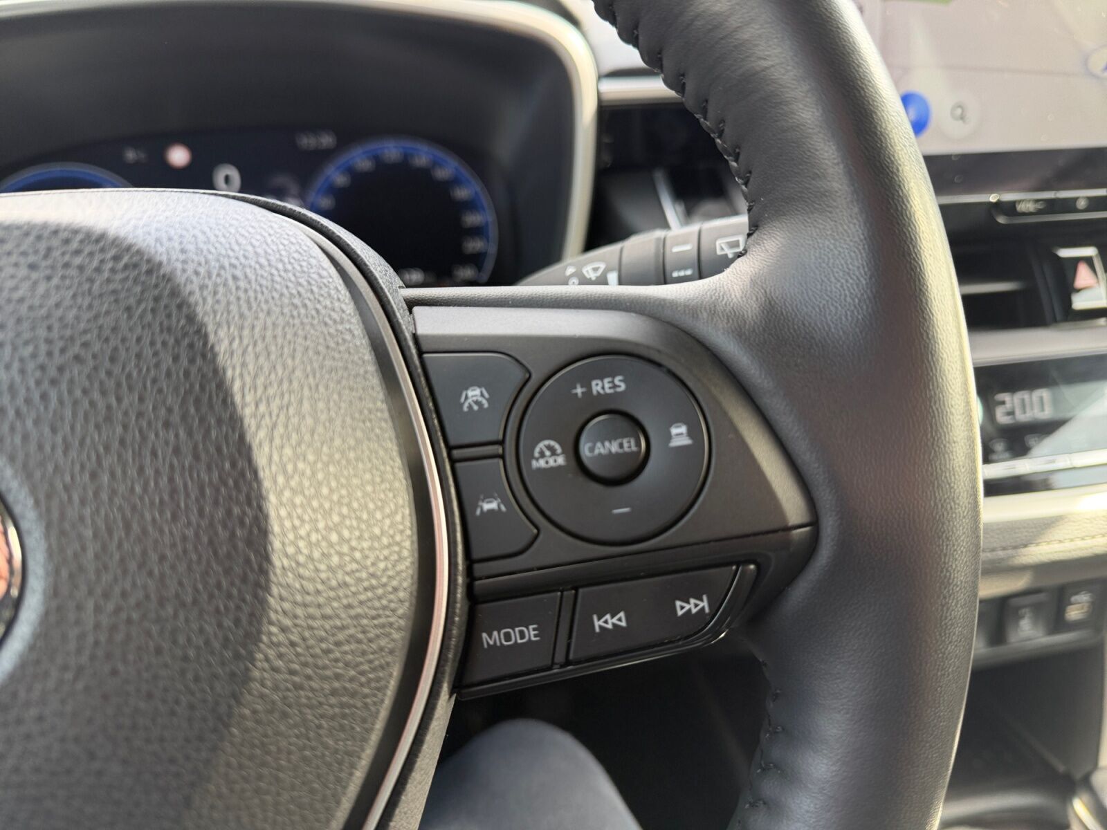 Hvid Toyota Corolla Cross fra 2023