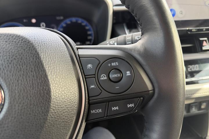 Hvid Toyota Corolla Cross fra 2023