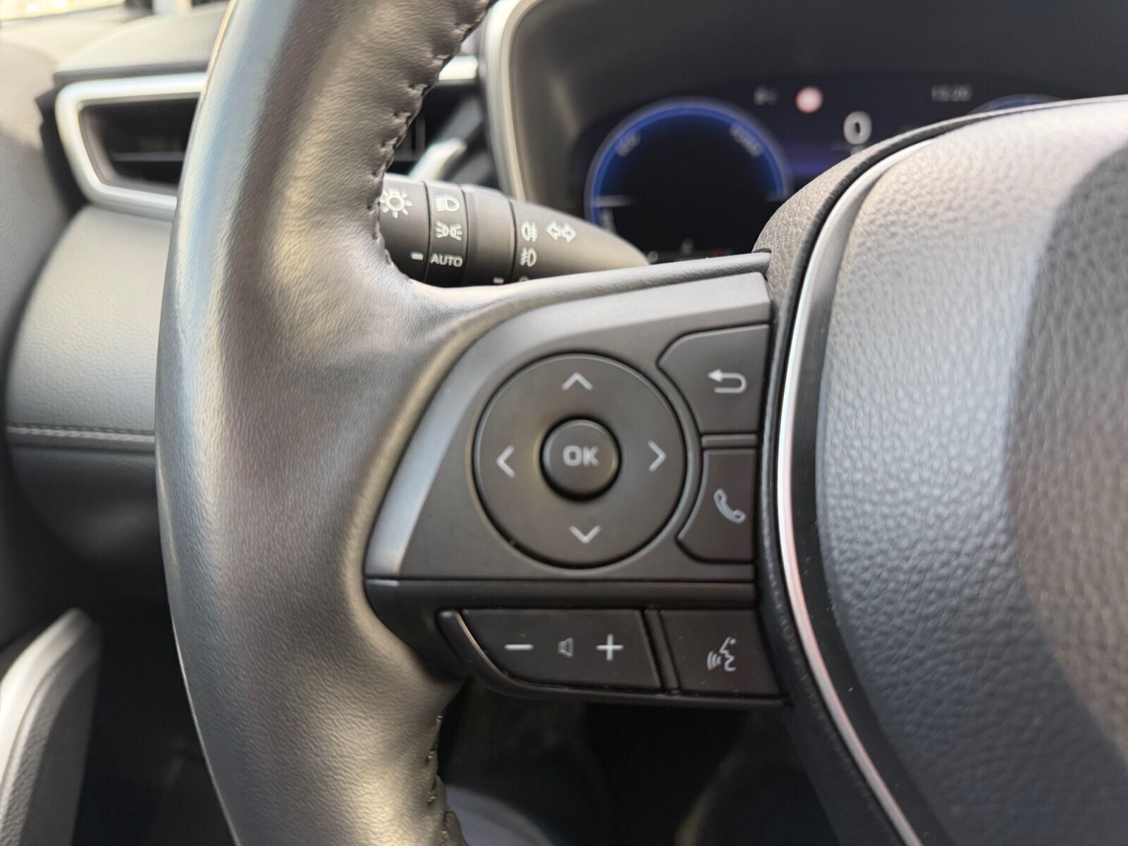 Hvid Toyota Corolla Cross fra 2023