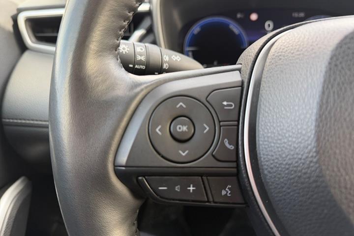 Hvid Toyota Corolla Cross fra 2023