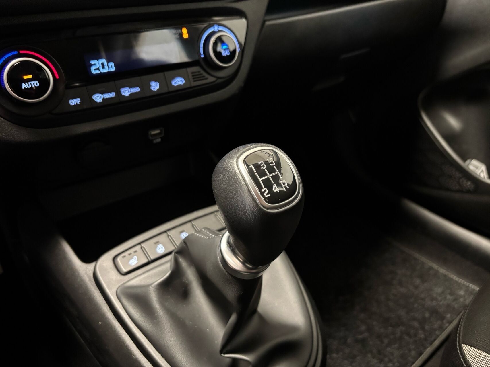 Hvid Hyundai i10 fra 2023