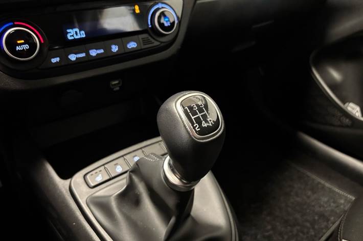 Hvid Hyundai i10 fra 2023