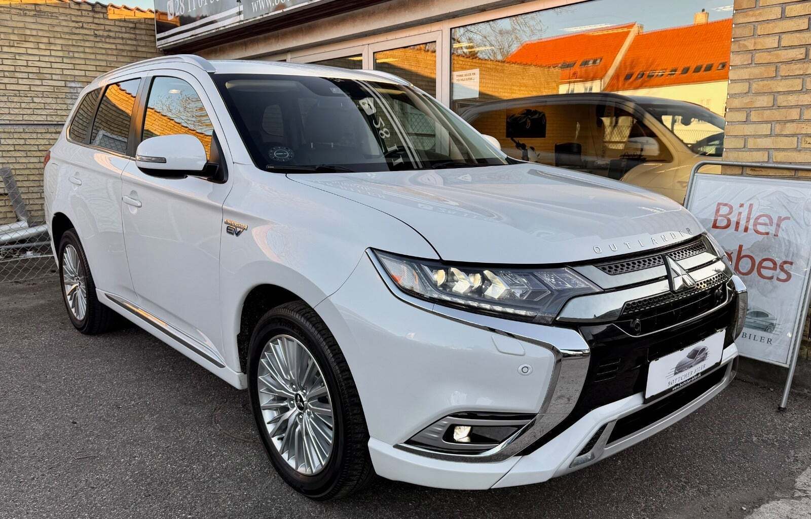 Mitsubishi Outlander 2,4 PHEV Intense CVT 4WD