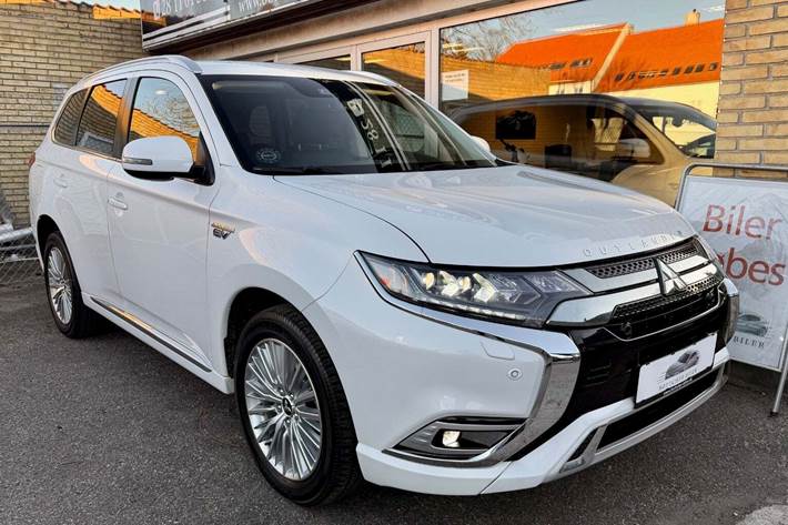 Hvid Mitsubishi Outlander fra 2020