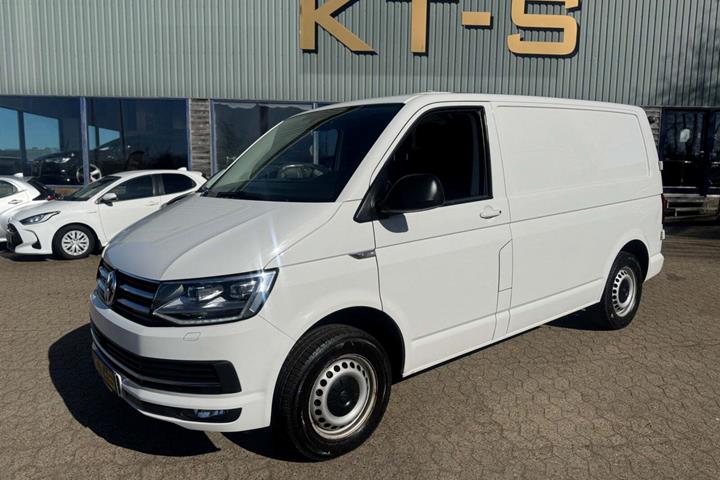 Hvid VW Transporter fra 2019 set udefra