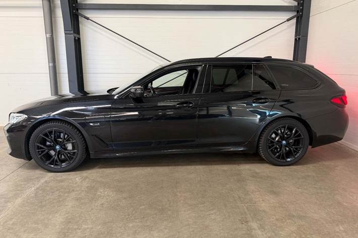 Sort BMW 530e fra 2022