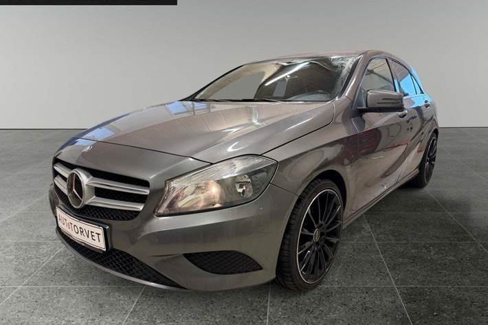 Grå Mercedes A180 fra 2014 set udefra
