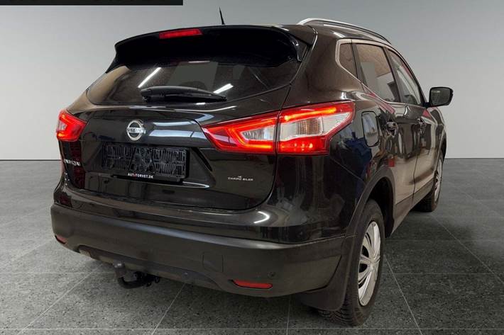 Sort Nissan Qashqai fra 2014