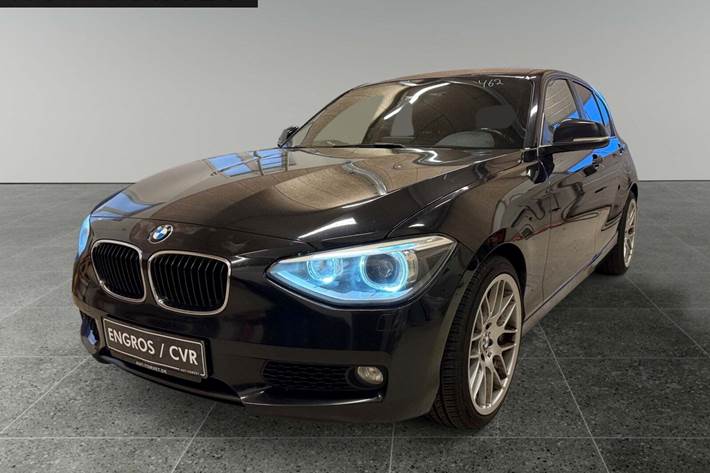 Sort BMW 118d fra 2013 set udefra