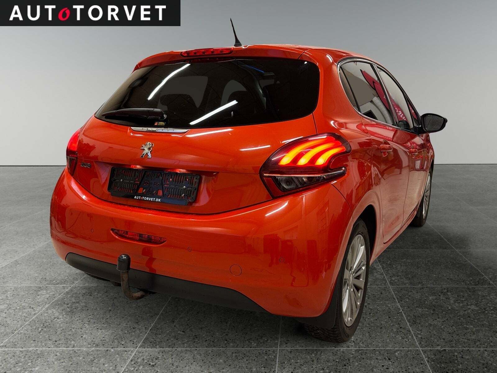 Orange Peugeot 208 fra 2015
