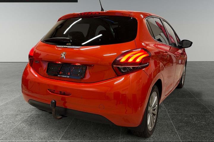 Orange Peugeot 208 fra 2015