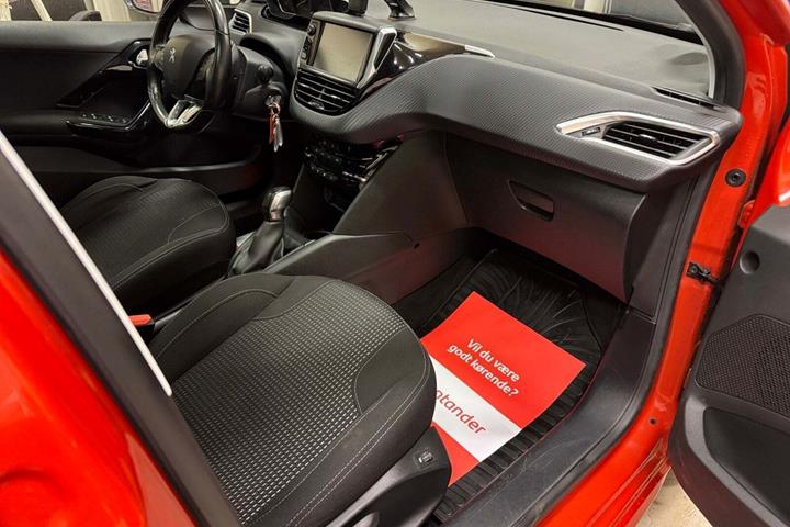 Orange Peugeot 208 fra 2015