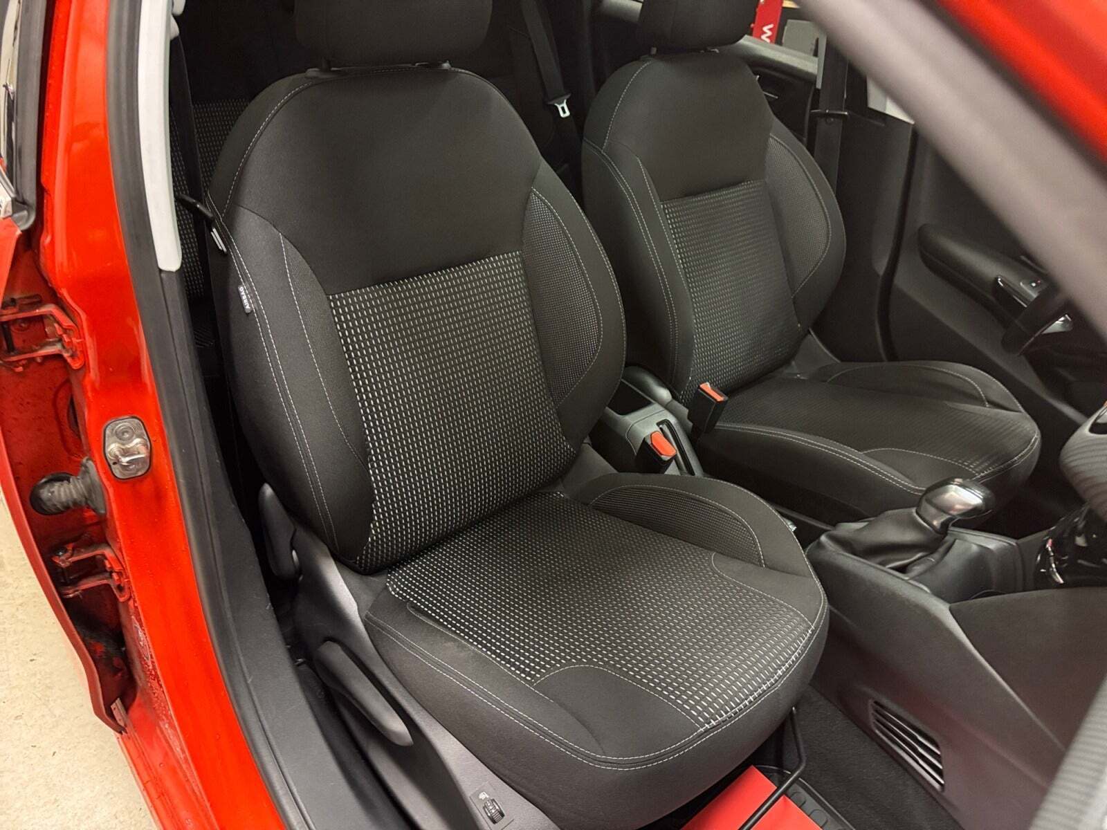 Orange Peugeot 208 fra 2015
