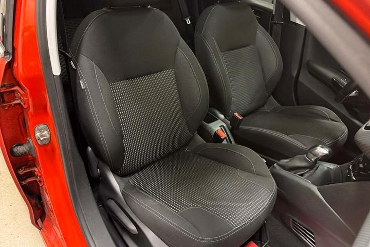 Orange Peugeot 208 fra 2015