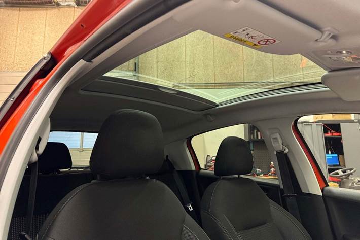 Orange Peugeot 208 fra 2015