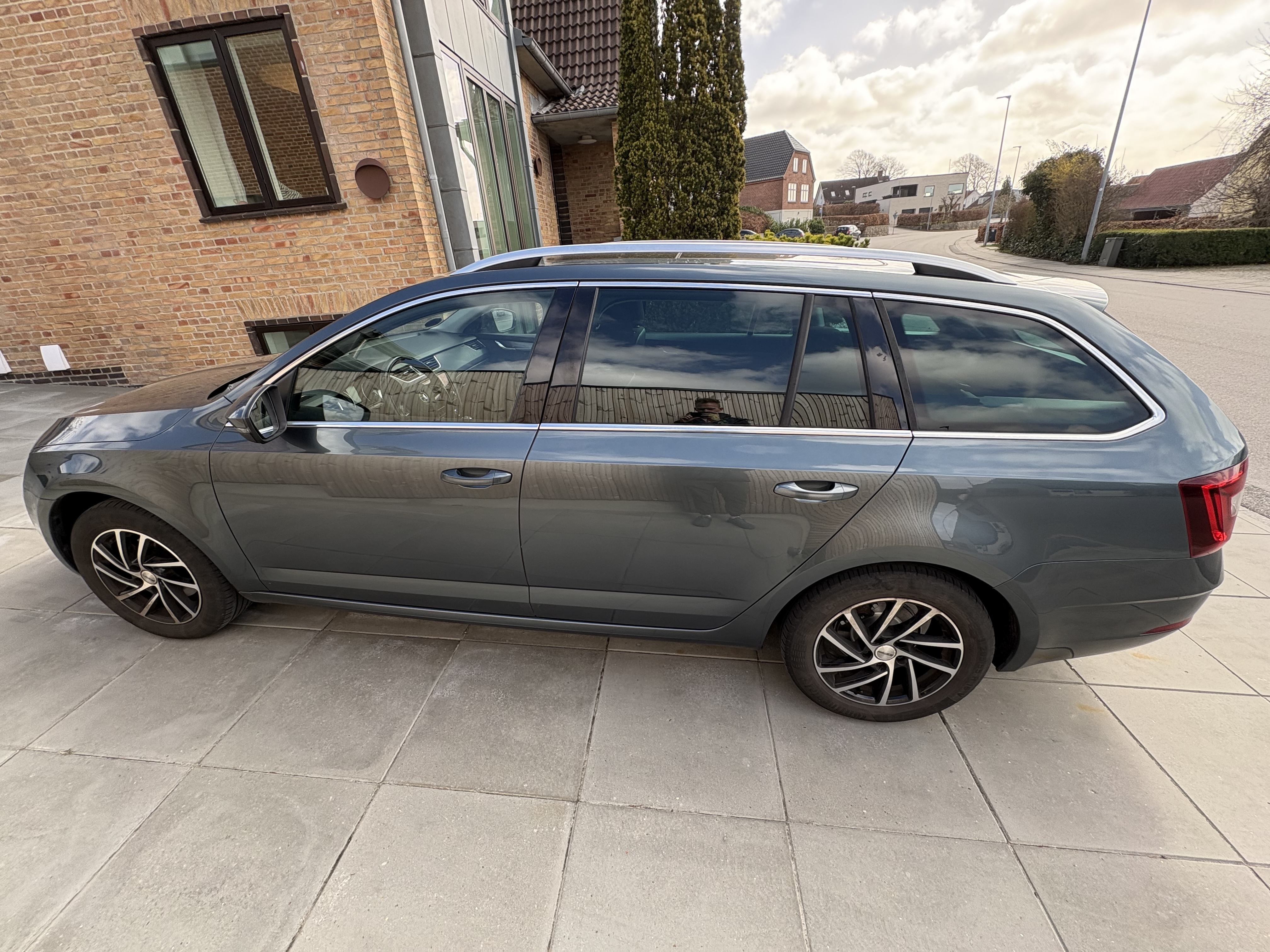 Grå Skoda Octavia fra 2018