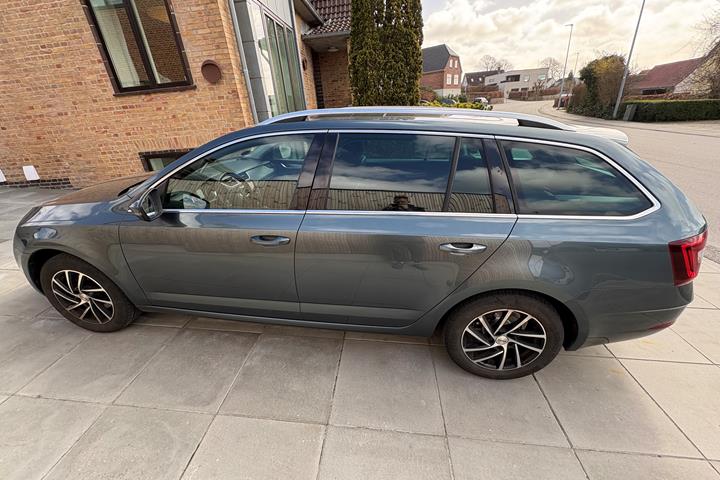 Grå Skoda Octavia fra 2018