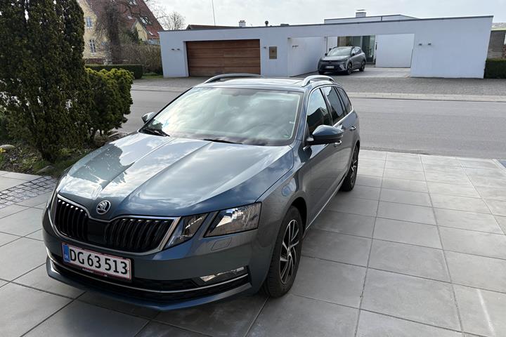Grå Skoda Octavia fra 2018