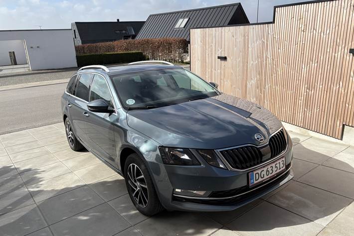 Grå Skoda Octavia fra 2018