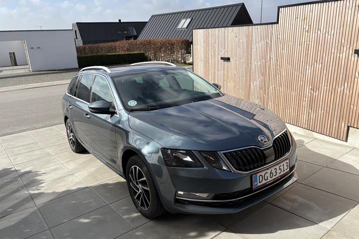Grå Skoda Octavia fra 2018