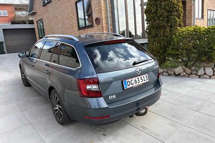 Grå Skoda Octavia fra 2018