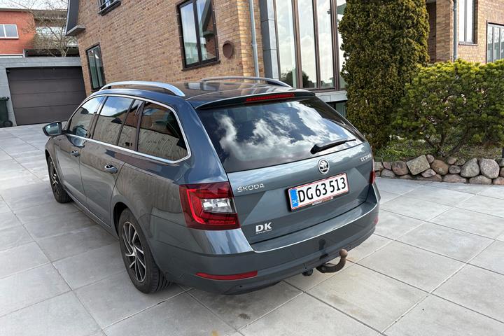 Grå Skoda Octavia fra 2018