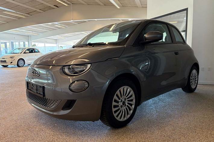 Grå Fiat 500e fra 2023 set udefra
