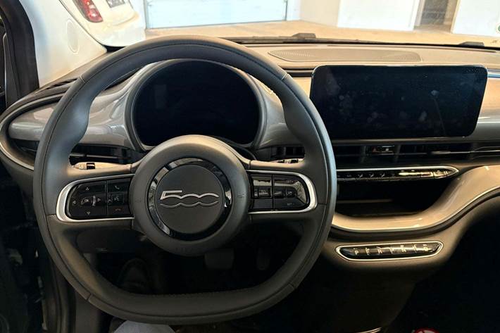 Grå Fiat 500e fra 2023