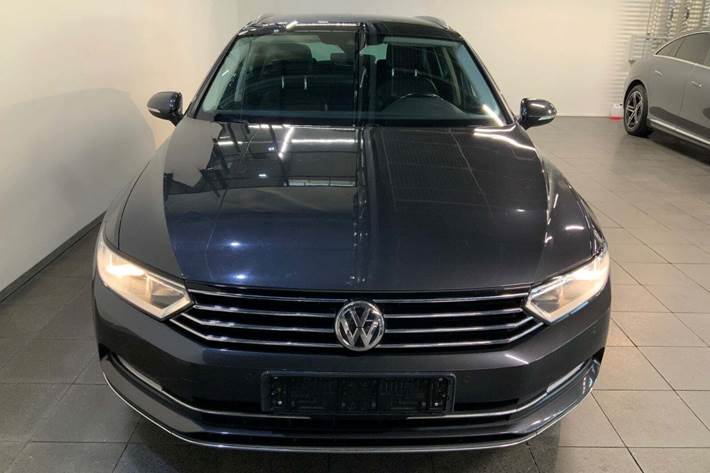 Grå VW Passat fra 2018