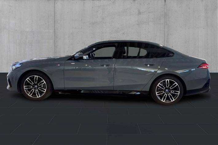 Grøn BMW i5 fra 2024