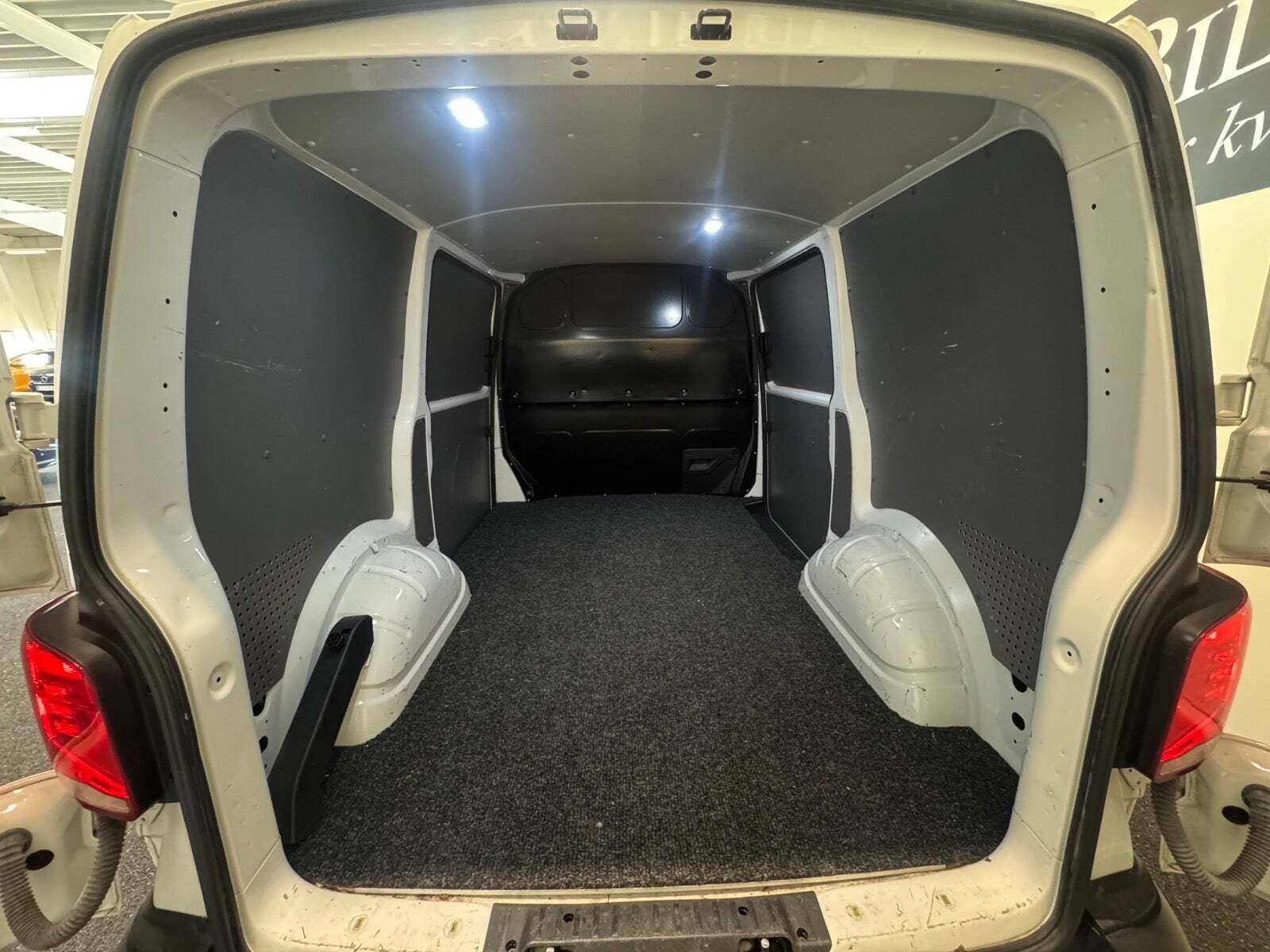 VW Transporter 2,0 TDi 110 Kassevogn kort