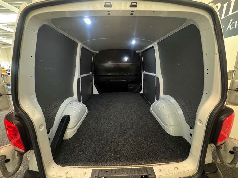 VW Transporter 2,0 TDi 110 Kassevogn kort