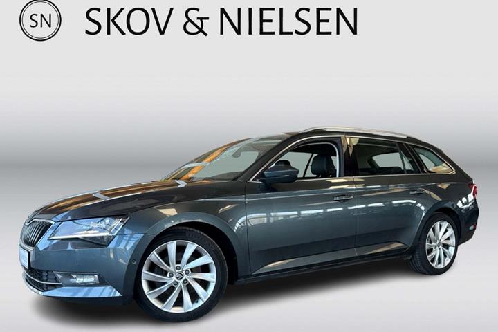 Grå Skoda Superb fra 2019 set udefra