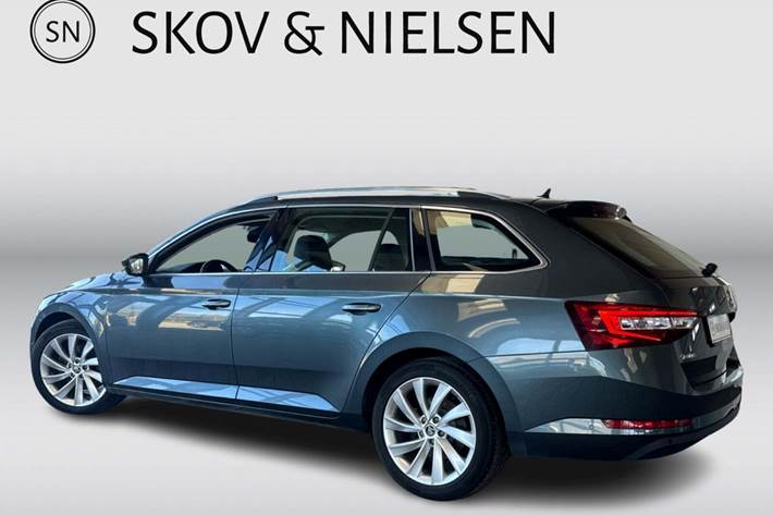 Grå Skoda Superb fra 2019