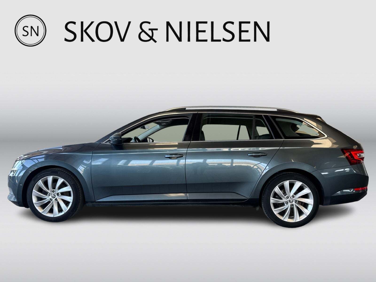 Grå Skoda Superb fra 2019