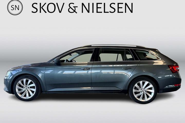 Grå Skoda Superb fra 2019