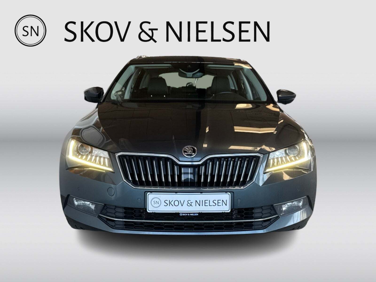 Grå Skoda Superb fra 2019