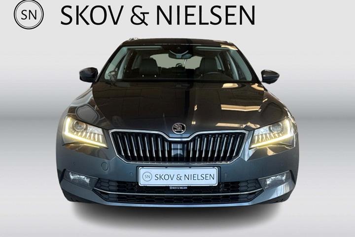 Grå Skoda Superb fra 2019