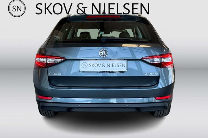 Grå Skoda Superb fra 2019